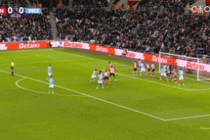 B席进球但越位在先，进球无效