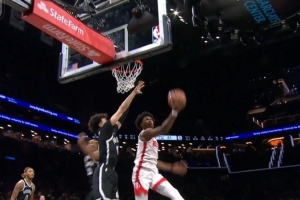 当代MJ！阿门强突底线 面对两人封堵空中漫步低手反拉杆潇洒打进