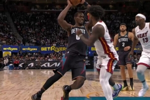 不会回归！杜伦因脚踝扭伤退出比赛 出战18分钟拿到12分5板