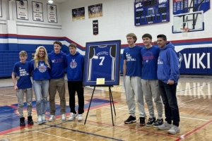 很受欢迎！克尼佩尔高中母校陈列其大学球衣：希望他成为大家榜样