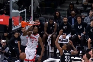 风卷残云！火箭抢断反击 申京助攻杜兰特起飞单臂暴扣