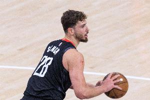 复出状态可以！申京半场7中4拿到12分4板3助2断1帽 首节独得10分