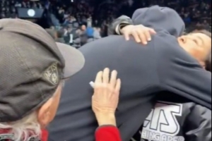 重回布鲁克林！杜兰特赛前拥抱了蔡老板夫人吴明华