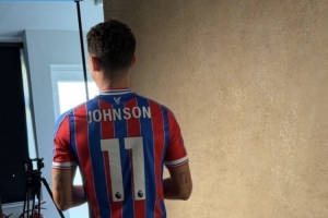 记者：布伦南·约翰逊身穿水晶宫11号球衣，3500万镑转会费创纪录