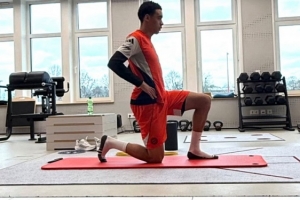 渴望复出！拜仁官网：穆西亚拉提前结束假期，返回训练基地加练