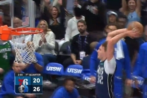 接着奏乐接着舞！弗拉格抢断反击面对空篮 大踏步双手滑翔暴扣！