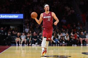 无大碍！哈克斯高难度抛投得手 腿被顶到&一瘸一拐回防继续作战