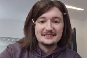 这造型🤣曼联蓄发哥已经454天没理发，晒视频把头发拉直