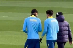 记者：德比战前最后一次训练，弗里克、库巴西和伯纳尔踏上训练场