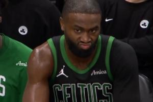 🤪可爱捏！杰伦·布朗6犯被罚下 挑战也不成功 替补席嘟起了嘴