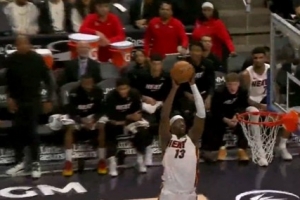 空中轰炸！哈克斯抢断反击送抛传 阿德巴约起飞空接暴扣打停活塞