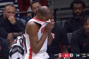 🤣杜兰特被沃尔夫打铁后的球砸到脸爆粗：投的啥垃圾玩意儿