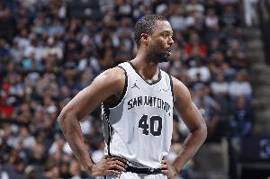 尼克斯VS马刺裁判报告：一次错判对尼克斯有利 巴恩斯防守没犯规