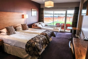 太阳报：一球迷订布莱克浦球场观赛房，但却被要求拉上窗帘不能看