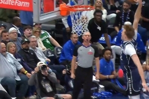 表演时刻！弗拉格抢到篮板推反击 中路空切起飞单臂滑翔战斧！