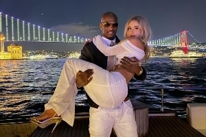 秀恩爱！凯·琼斯公主抱未婚妻：GOAT的2026打开方式！