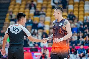 状态出色但犯规多！陶汉林半场5中4高效拿下9分6板1帽 3犯规