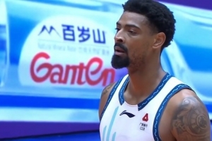 顶起球队半边天！米奇和韦瑟斯庞半场联手砍27分 球队共计53分