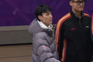 今天因伤缺阵！徐杰身穿羽绒服来到场边观战
