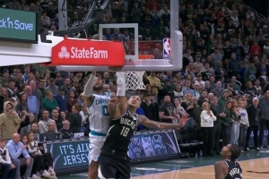 针锋相对！迈尔斯·布里奇斯空接打2+1反超 还造库兹马6犯离场