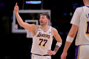 湖人又是截止日挂机的一年？为何不抓住东契奇的巅峰尽快补强？