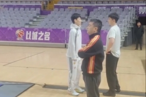 广东赛前投篮热身 徐杰在一旁借着减速带做简单训练