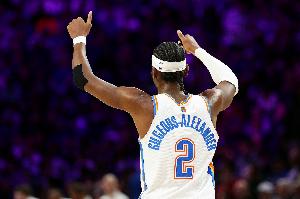 拆炸弹也没问题！亚历山大接锅弧顶命中压哨三分球