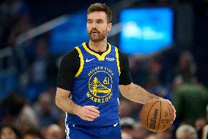 小摩擦！帕特·斯潘塞和雷霆替补席发生争吵 被吹技术犯规