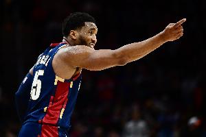 这滞空！米切尔在空中改变主意 半转身砸传篮下汤姆林送助攻