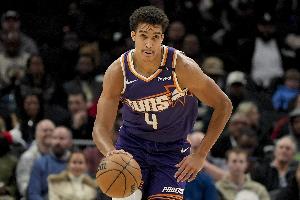 直捣黄龙！伊戈达罗持球中路突击 倚住防守起飞暴扣虐筐