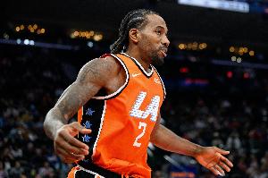 明天较量一下！布朗：论攻防兼备 我见过做得最好的球员是小卡