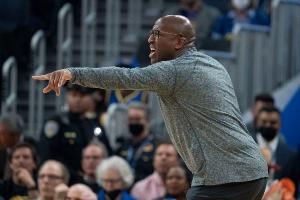 迈克·布朗：手感冰凉时得把防守做起来 这就是我们失利的原因