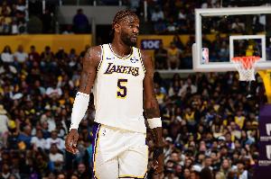 没存在感！艾顿半场出战16分钟 1中0没得分拿到3篮板