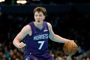 赚到！希姆斯被认定垫脚吹一级恶意犯规 克尼佩尔连投带罚拿到4分