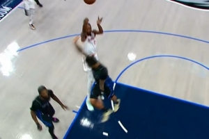 伸腿了！杜兰特急停跳投没收腿被吹进攻犯规