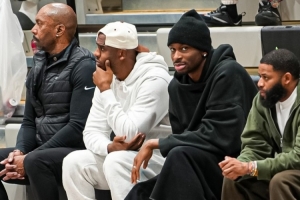 亚历山大叔叔！亚历山大和保罗一同观战保罗儿子CP4的比赛！