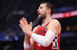 快船中锋半场正负值：大洛-7 祖巴茨-6 无中锋时段赢了5分