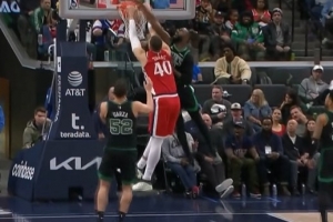 势大力沉！哈登送助攻 祖巴茨内线接球暴起双手扣篮