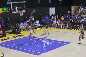 乃父之名！布朗尼抢断反击快攻一条龙滑翔单臂劈扣 略似詹姆斯