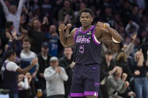 砍33分3板5助！张佳玮：爱德华兹是质与量都足够的纯粹爆分机器