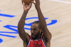 一攻一防！莱昂纳德三分飚射命中 回头笑纳一次抢断