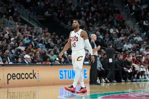 米切尔：这场球本有机会拿下 我们正逐渐把攻防体系整合到位